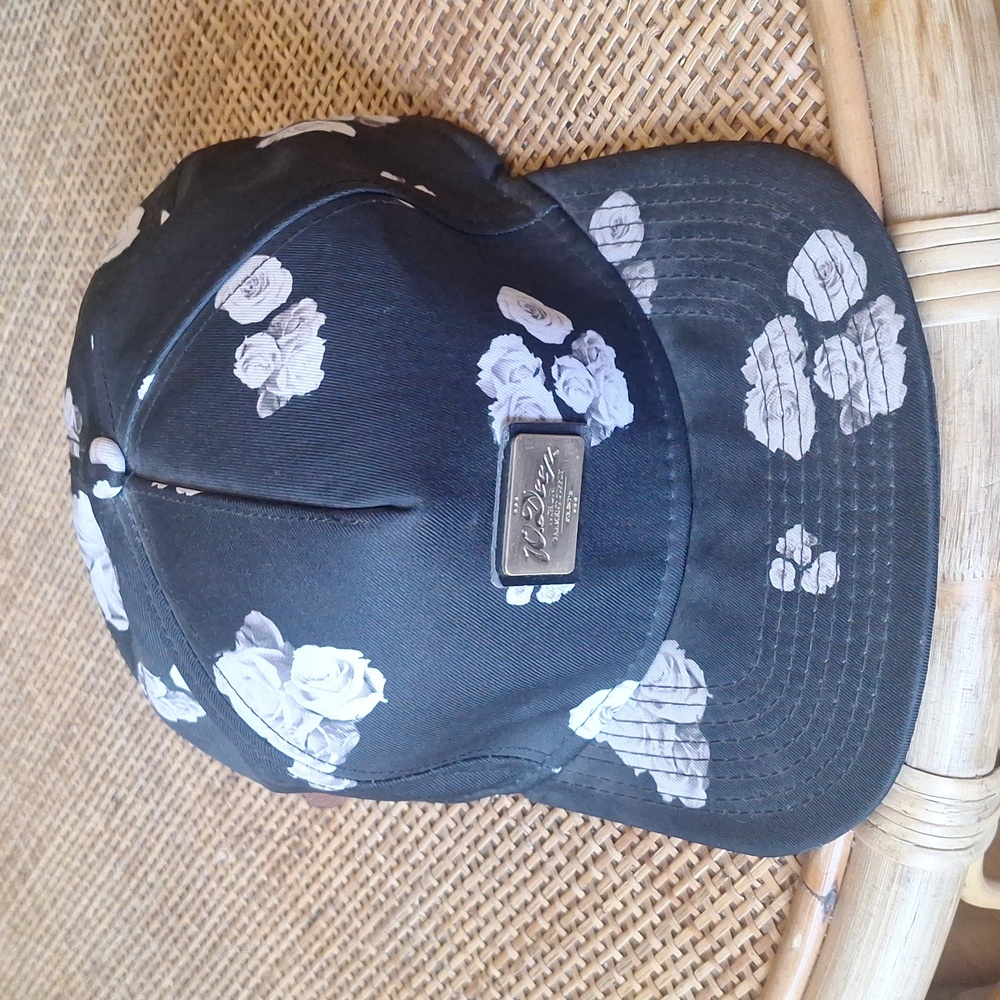 10 Deep Rose Patterned Cap